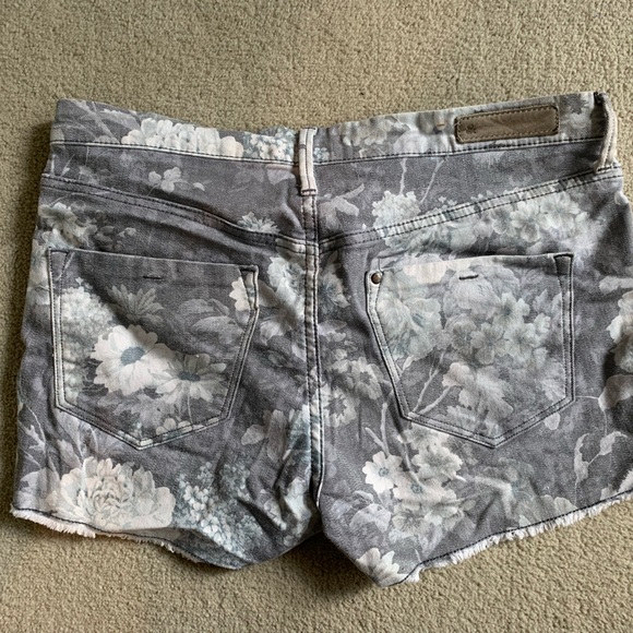 H&M size 10 floral denim shorts - Picture 2 of 3